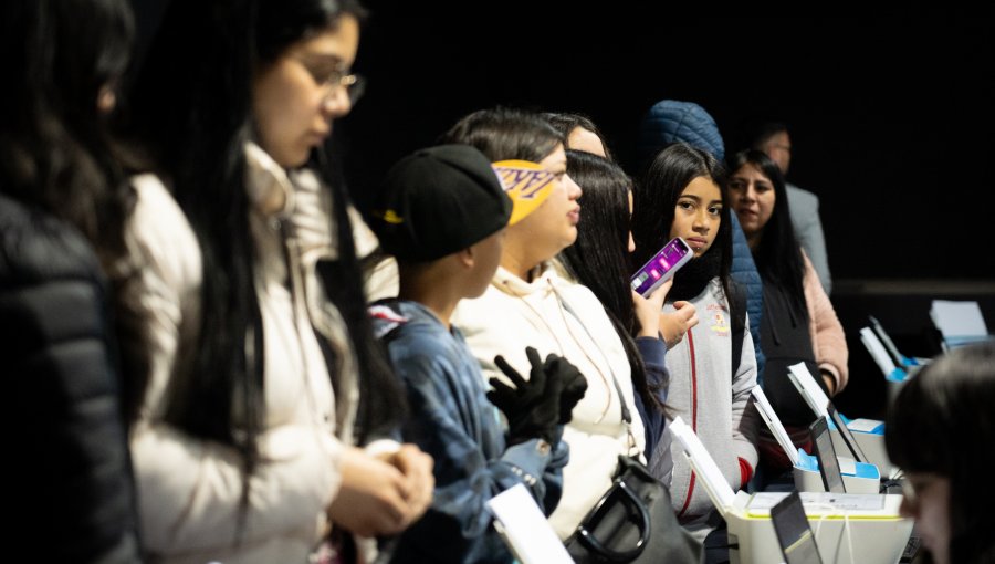 617 alumnos de 7° básico de Quilpué recibieron computadores del Programa de Becas TIC de Junaeb