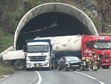 Dos camiones colisionaron en el túnel La Calavera en dirección a Santiago: tránsito en tramo de la ruta 5 Norte está inhabilitado