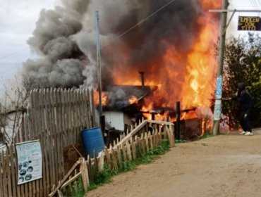 Incendio estructural destruyó casa de dos pisos en la Villa Independencia de Viña del Mar