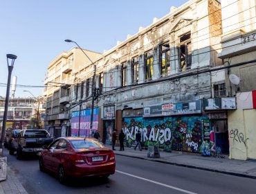 Edificio siniestrado durante el estallido social en Valparaíso sería comprado por el Municipio para recuperar la calle Condell