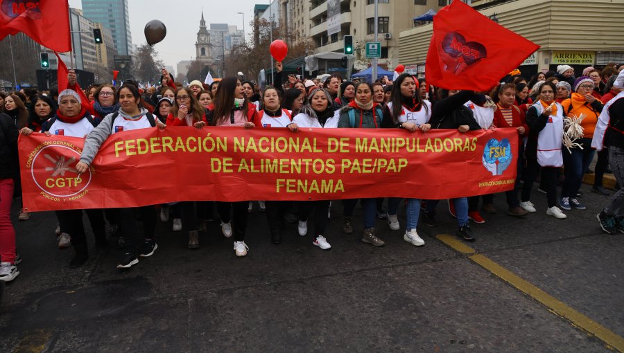 Manipuladoras de alimentos de Junaeb depusieron el paro luego de lograr un acuerdo con el Ministerio de Educación