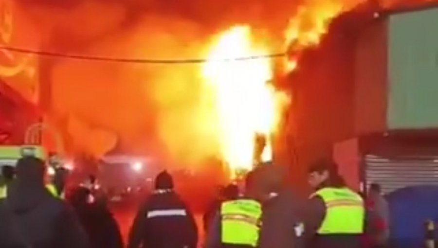 Controlan incendio que afectó a un local del mercado Lo Valledor: no se han reportado personas lesionadas