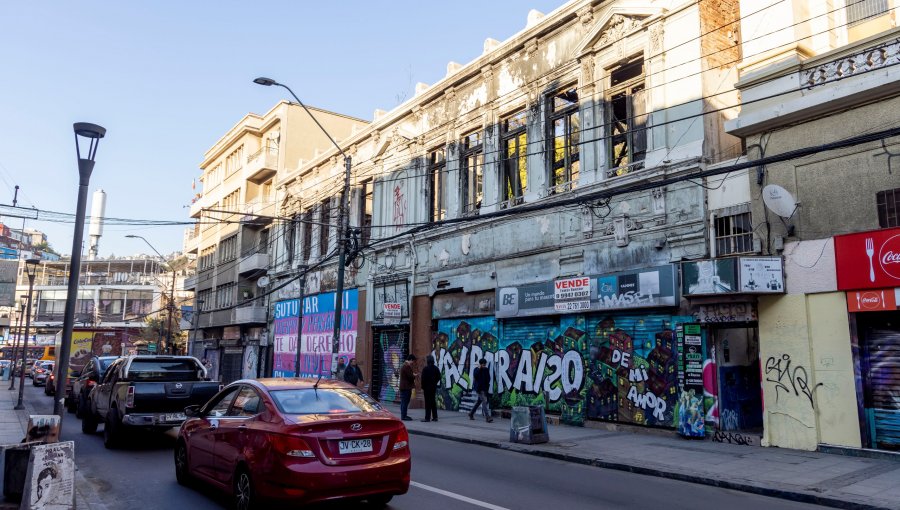 Edificio siniestrado durante el estallido social en Valparaíso sería comprado por el Municipio para recuperar la calle Condell