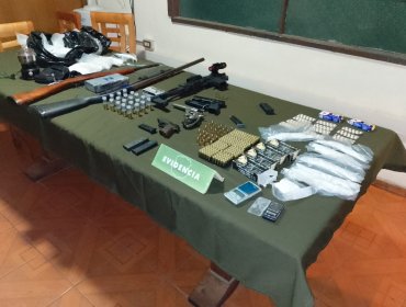 Detienen a tres sujetos que transportaban en un vehículo distintos tipos de armamento y drogas en Pelequén