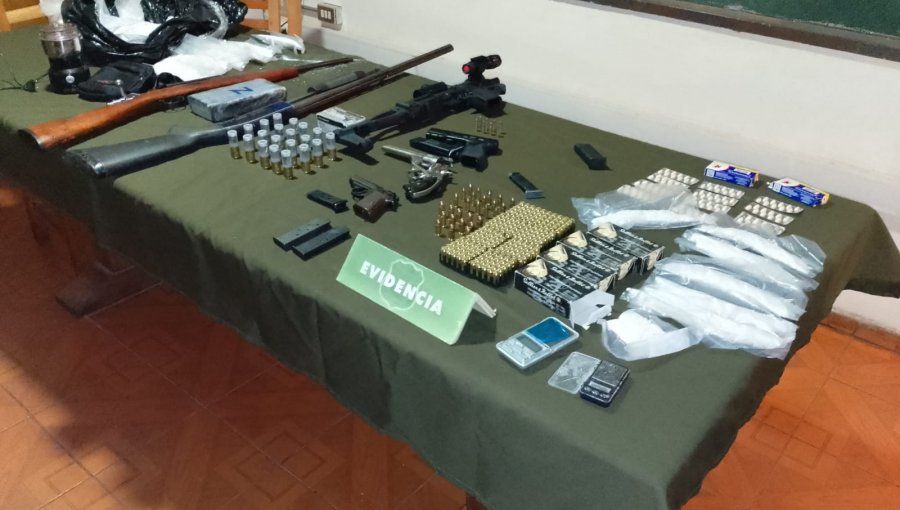 Detienen a tres sujetos que transportaban en un vehículo distintos tipos de armamento y drogas en Pelequén