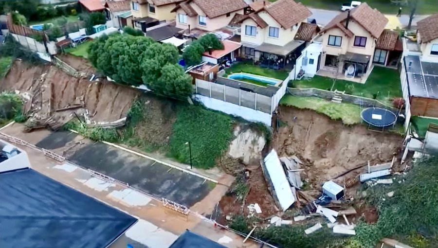 Vecinos afectados por gigantesco socavón en Curauma inician acciones judiciales en contra de la Municipalidad de Valparaíso