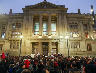 Cientos de personas se manifestaron contra Eduardo Macaya y demandaron la renuncia al Senado de su hijo Javier