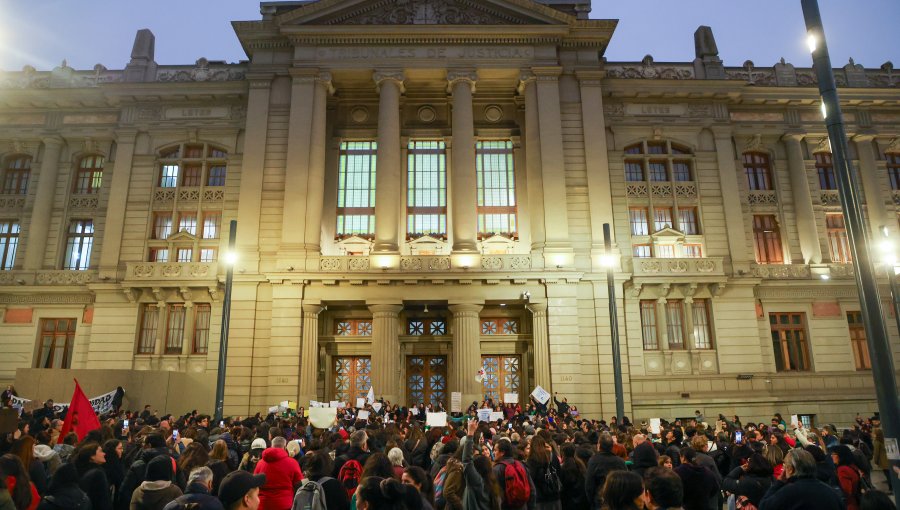 Cientos de personas se manifestaron contra Eduardo Macaya y demandaron la renuncia al Senado de su hijo Javier