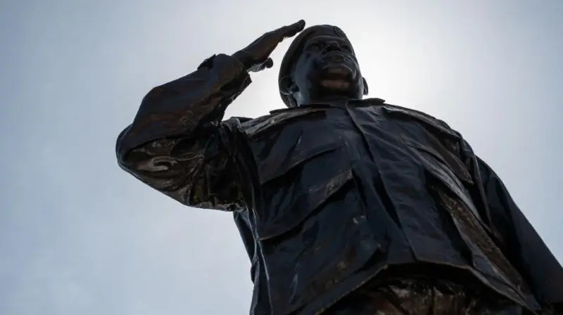 Derriban al menos cinco estatuas de Hugo Chávez durante las protestas en Venezuela