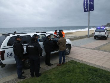 Armada reinició búsqueda de niña de 5 años arrastrada por olas en playa Las Salinas de Viña del Mar