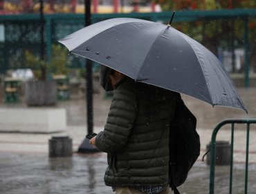 "Ante temporal de viento y lluvia anunciado": SLEP Valparaíso suspende clases en establecimientos de su dependencia para este viernes