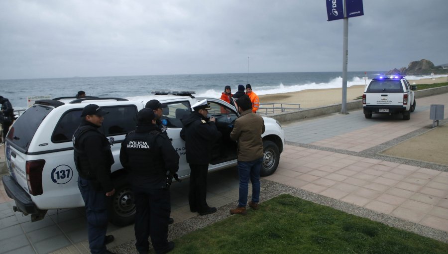 Armada reinició búsqueda de niña de 5 años arrastrada por olas en playa Las Salinas de Viña del Mar