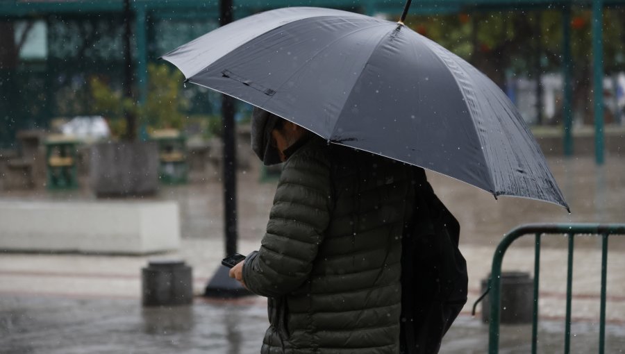 "Ante temporal de viento y lluvia anunciado": SLEP Valparaíso suspende clases en establecimientos de su dependencia para este viernes