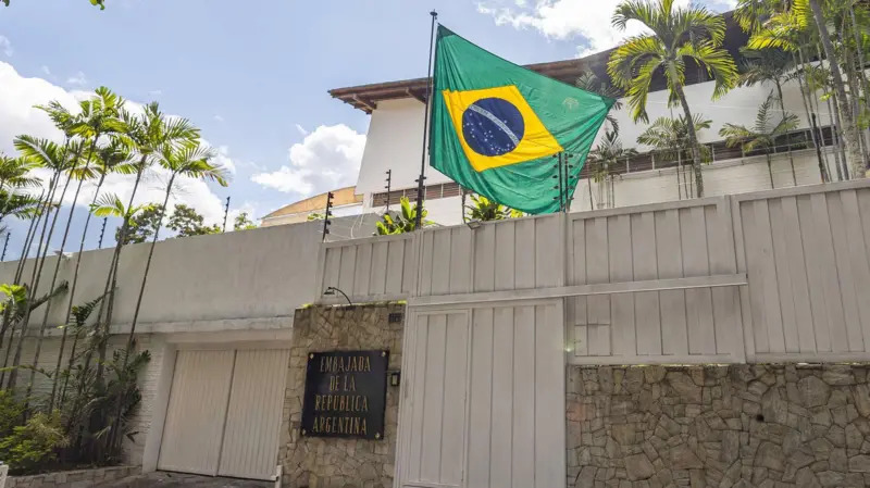 Por qué la bandera de Brasil ondea en la embajada de Argentina en la capital de Venezuela