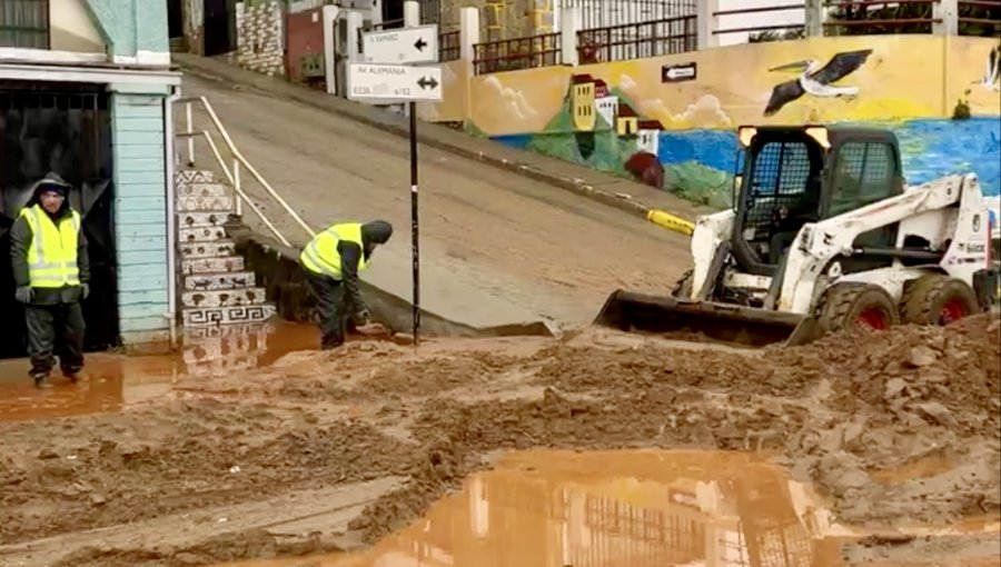 Caída de material inundó parte de la transitada avenida Alemania de Valparaíso