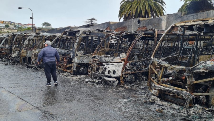 Seremi de Transportes compromete acciones  para "mantener frecuencia y regularidad" de buses consumidos por incendio en Valparaíso