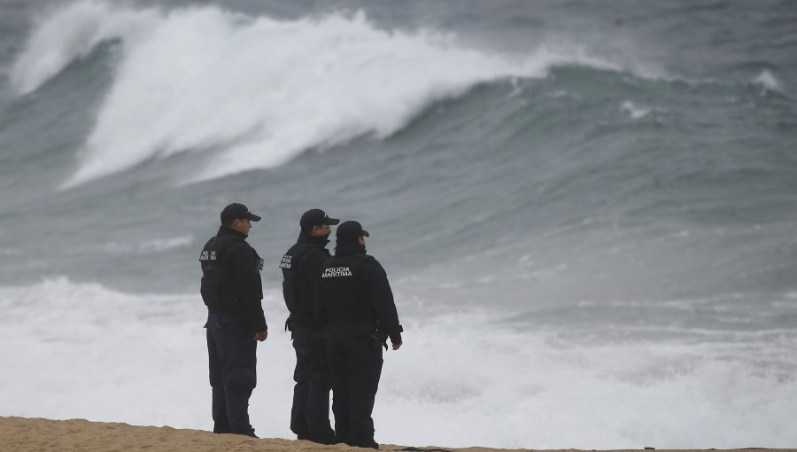 Pese al temporal, Armada continúa buscando a niña 5 de años arrastrada por las olas en la playa Los Cañones de Viña del Mar