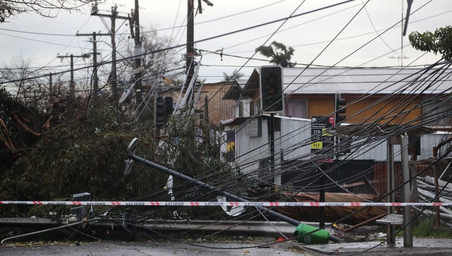 Ministro de Energía afirma que cantidad de cortes de luz "no la observábamos desde el terremoto de 2010"