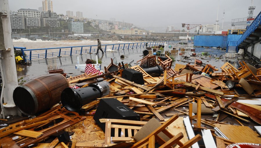 Fuertes marejadas destruyeron restaurante ubicado en el Muelle Barón de Valparaíso