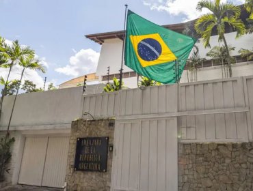 Por qué la bandera de Brasil ondea en la embajada de Argentina en la capital de Venezuela