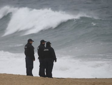 Pese al temporal, Armada continúa buscando a niña 5 de años arrastrada por las olas en la playa Los Cañones de Viña del Mar