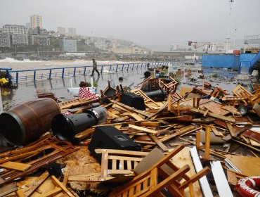 Fuertes marejadas destruyeron restaurante ubicado en el Muelle Barón de Valparaíso