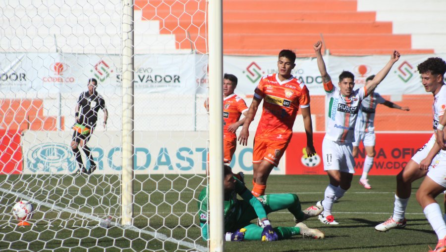 Cobresal salió de zona de descenso tras vencer en un atractivo duelo a Cobreloa