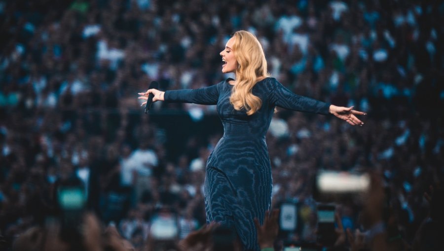 Adele interrumpió su concierto en Alemania para seguir la final femenina de 100 metros de París 2024