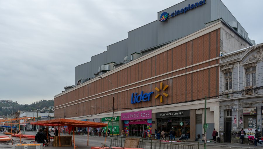 Por filtraciones de aguas lluvia y aguas servidas, prohiben funcionamiento de supermercado en el mall de Valparaíso