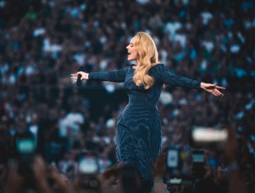 Adele interrumpió su concierto en Alemania para seguir la final femenina de 100 metros de París 2024