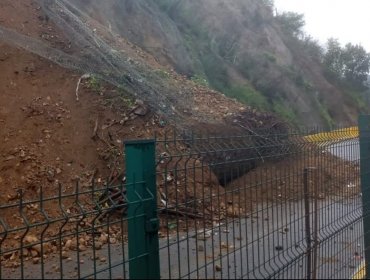 Deslizamiento de tierra en Av. Santos Ossa en dirección a Valparaíso obliga a suspender el tránsito