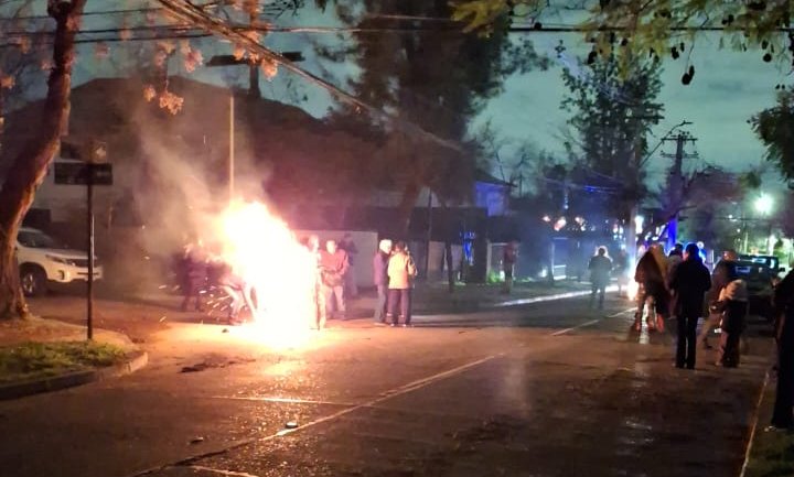 Vecinos de diversas comunas de la región Metropolitana se manifiestan por prolongado corte de luz