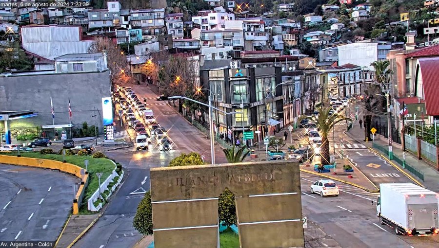 Trabajos para despejar la Av. Santos Ossa tras deslizamiento de tierra provocaron un verdadero caos vial en la entrada a Valparaíso