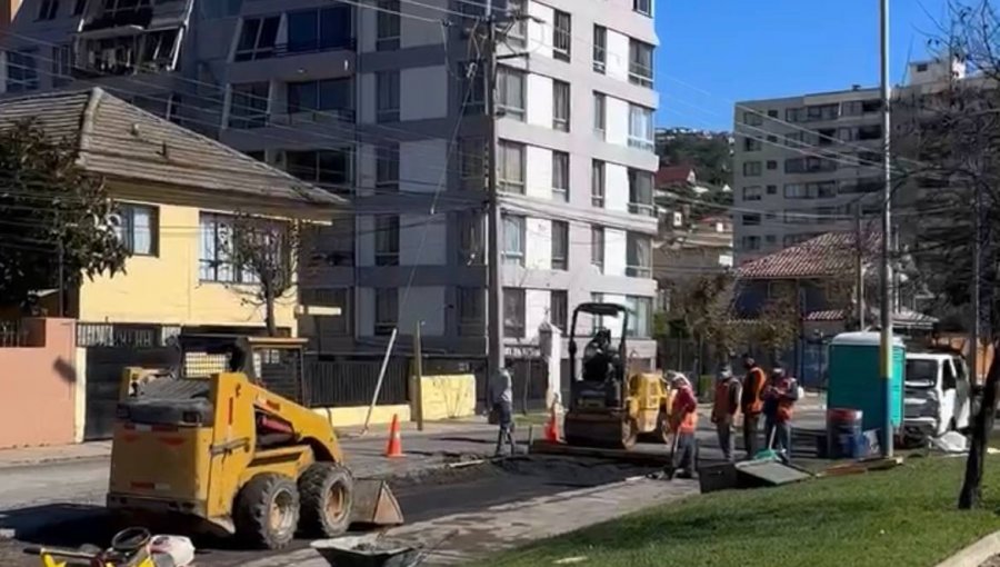 Ejecutan plan de bacheo en calles afectadas por el sistema frontal en Viña del Mar