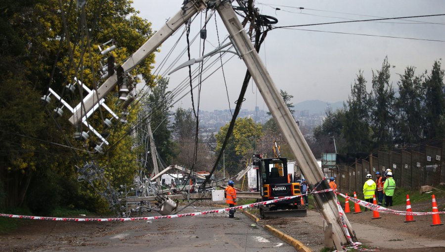 Más de 120 mil clientes continúan sin suministro eléctrico en la Región Metropolitana