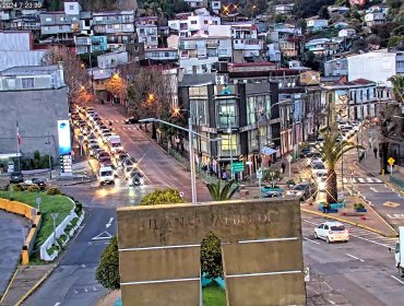 Trabajos para despejar la Av. Santos Ossa tras deslizamiento de tierra provocaron un verdadero caos vial en la entrada a Valparaíso