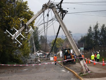 Más de 120 mil clientes continúan sin suministro eléctrico en la Región Metropolitana