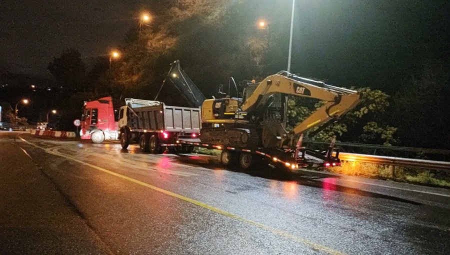 Trabajos se mantienen: Av. Santos Ossa sigue con dos pistas cerradas por deslizamiento de tierra en la bajada a Valparaíso