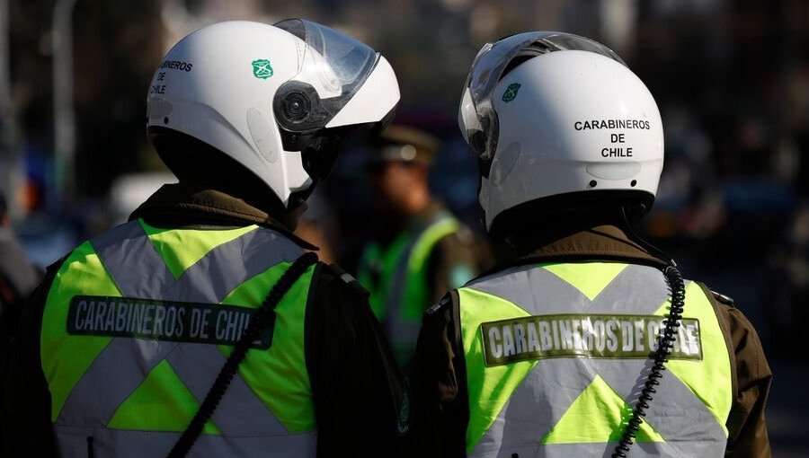 Carabineros motoristas colisionaron contra una camioneta durante persecución en el plan de Valparaíso