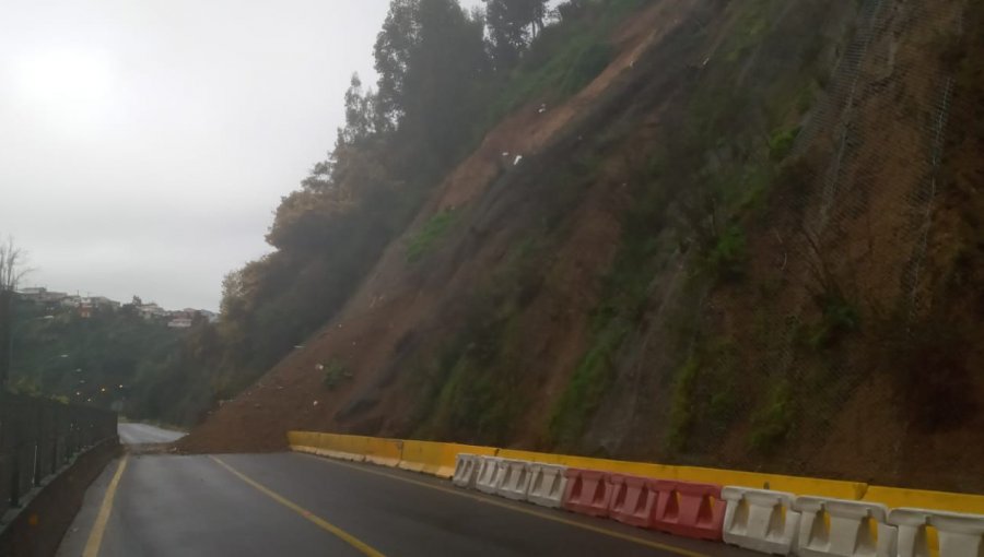 Municipio de Valparaíso presenta recurso de protección contra concesionaria y MOP tras deslizamiento de tierra en Av. Santos Ossa