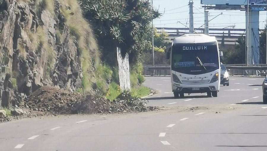 Deslizamiento de material en Av. España mantiene inhabilitadas dos pistas en dirección a Viña del Mar