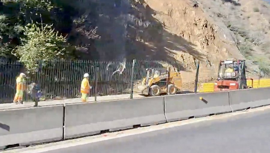 Habilitan pista rápida de la Av. Santos Ossa tras desprendimiento de tierra: trabajos se mantienen en la bajada a Valparaíso