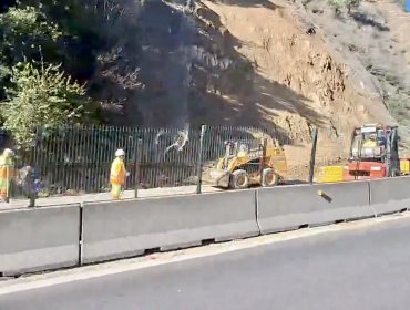 Habilitan pista rápida de la Av. Santos Ossa tras desprendimiento de tierra: trabajos se mantienen en la bajada a Valparaíso