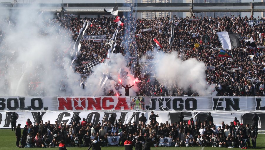 Hinchas de Colo-Colo protagonizaron multitudinario "Arengazo" previo al Superclásico ante U. de Chile