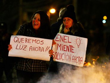 Encuesta Black & White: 92% evalúa mal a Enel y 53% al Gobierno por cortes de luz