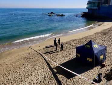 Mujer hallada flotando sin vida en playa de Viña del Mar tenía unos 70 años y no presenta lesiones atribuibles a terceras personas