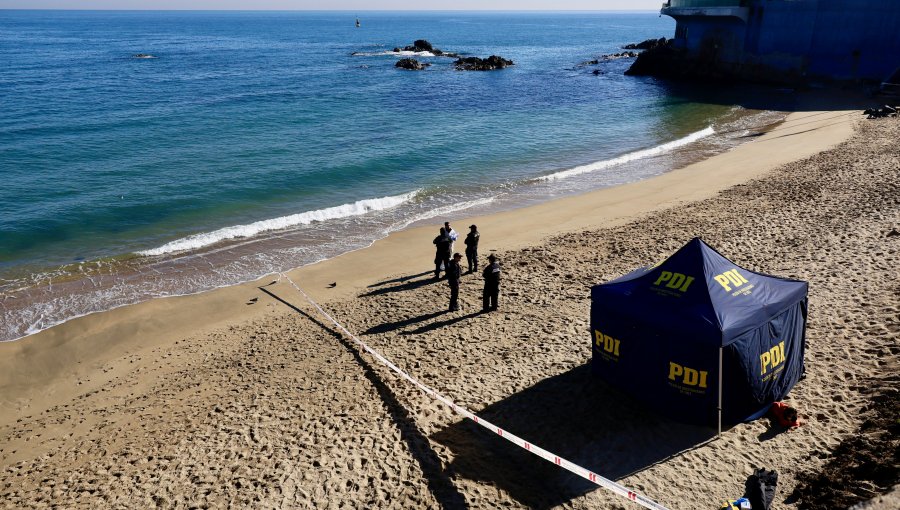 Mujer hallada flotando sin vida en playa de Viña del Mar tenía unos 70 años y no presenta lesiones atribuibles a terceras personas