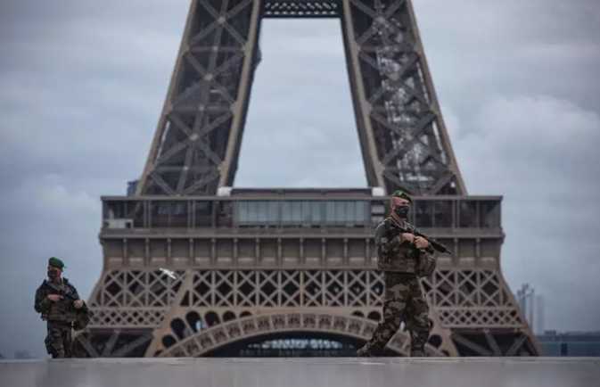 Ordenan evacuar la Torre Eiffel a horas del cierre de los Juegos Olímpicos de París 2024