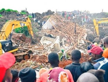 Avalancha de basura deja al menos 17 muertos en capital de Uganda