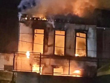 Incendio arrasó con una vivienda de tres pisos en el barrio Puerto de Valparaíso: hogar de adultos mayores debió ser evacuado